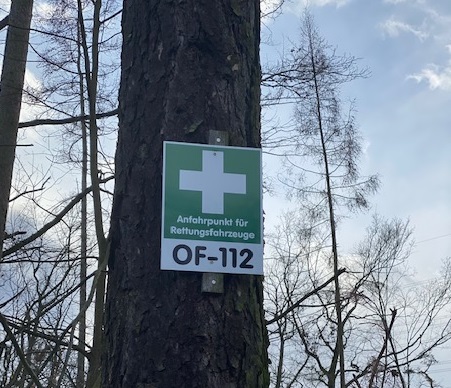 112_KreisOF's tweet photo. Damit sich Rettungskräfte auch im Wald zurecht finden und ihr euren Standort bei einem Notfall besser mitteilen könnt, findet ihr im Wald an markanten Punkten Forstrettungspunkte die zur Orientierung dienen. 
#112live #KreisOffenbach112 https://t.co/AgEl8ZKvYh