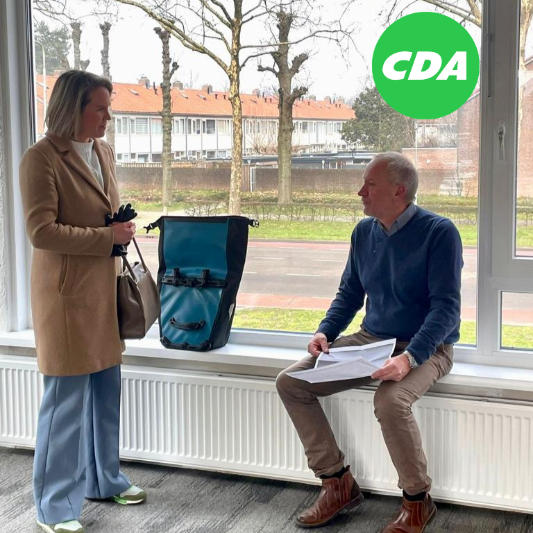 CDATilburg's tweet photo. 𝐖𝐞𝐞𝐫 𝐞́𝐞́𝐧 𝐝𝐚𝐠 𝐬𝐭𝐚𝐠𝐢𝐚𝐢𝐫!
Ons raadslid @AnneZouridis was gisteren weer één dag stagiair bij de Tilburgse woningcorporatie WonenBreburg. 
Bekijk hieronder haar verhaal of lees meer op de website! 
▶️ https://t.co/s9AElGzcT2 https://t.co/ZX5wtkUCg1