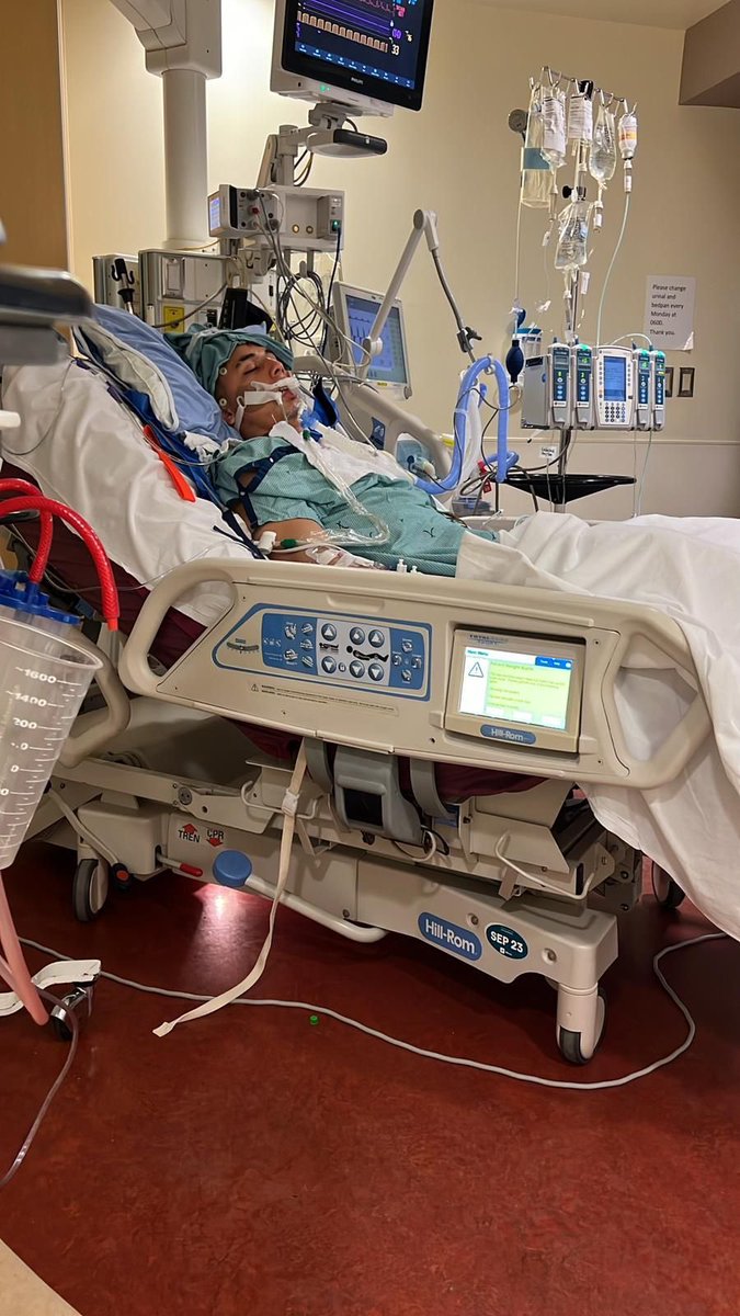 andven19's tweet photo. Amigos periodistas y twitteros, AYUDA.

Maicol Andrey Londoño, colombiano de 20 años fue a Toronto, Canadá, a camellar por su futuro.

Esta semana sufrió un derrame y está grave y sólo en la clínica. 

Su mamá lucha por una VISA HUMANITARIO ¡AYUDA a RT o donar!

#VisaPorMaicol https://t.co/xbY6BuNFyi
