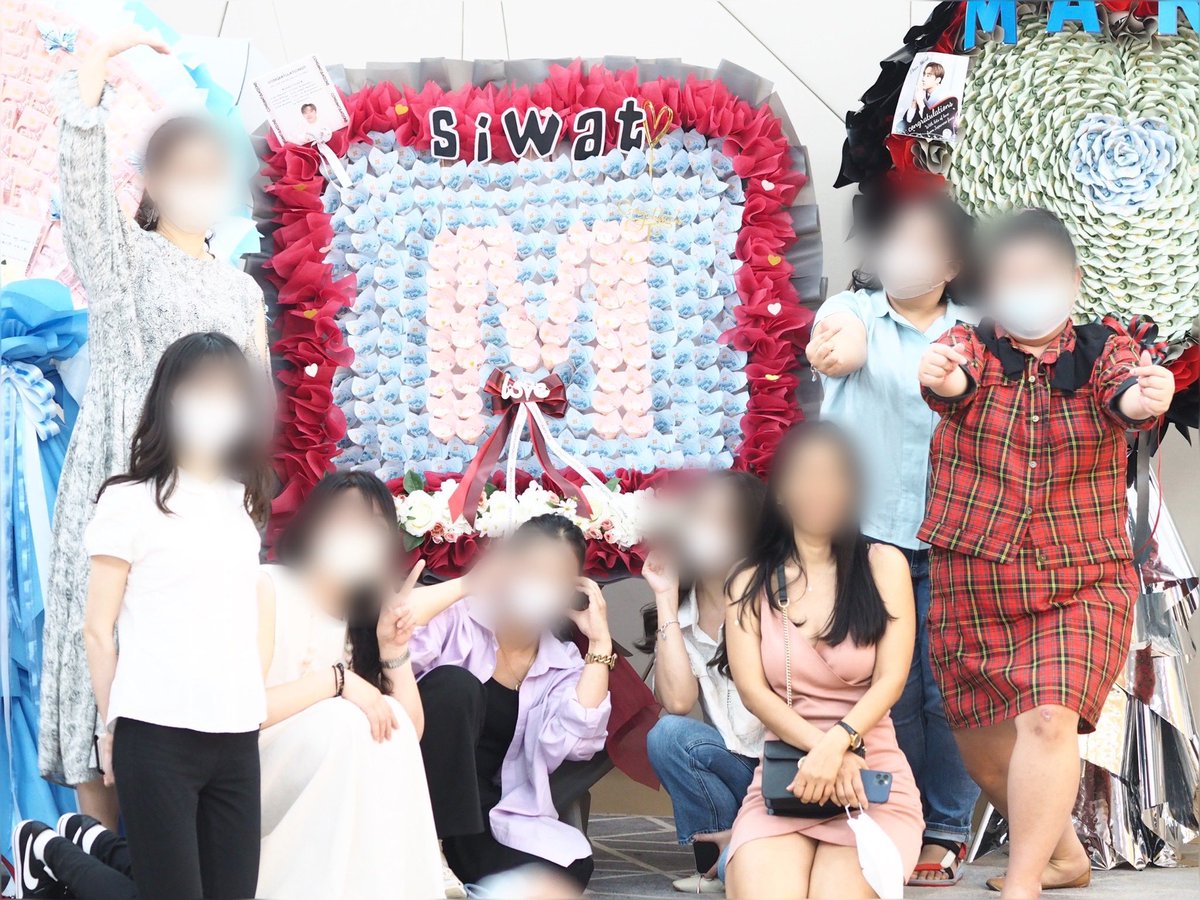 lovepikagoro's tweet photo. 12/11は推しのMarkの卒業式
卒業おめでとう🎓㊗️
2018年から仲良くしてるタイ人の友達@ssodagirll にお祝いのマネーフラワーをお誘い頂き

Mark最推しの日本人フォロワーさん3人にも声かけて8人で。
しかも手数料かかるから友達が手作りしてくれたんだ〜❤️❤️

#Siwatgraduation
#MSIWAT https://t.co/bGmnZPRDSr