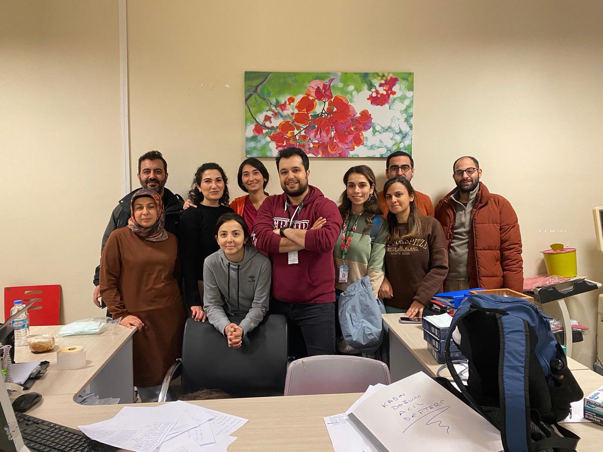 Bu ekip deprem bölgesinde ilk günlerde sarı ve kırmızıda çalıştı sonrasında doğumhane olmayan hastanede doğumhane kurdu, yüzlerdeki gülümseme doğan bebek ağlamaları sayesimde ‘Ölümlere inat doğurtanlar’ oldukları için… artık dönüyoruz milletimizin başı sağolsun #deprem #adıyaman