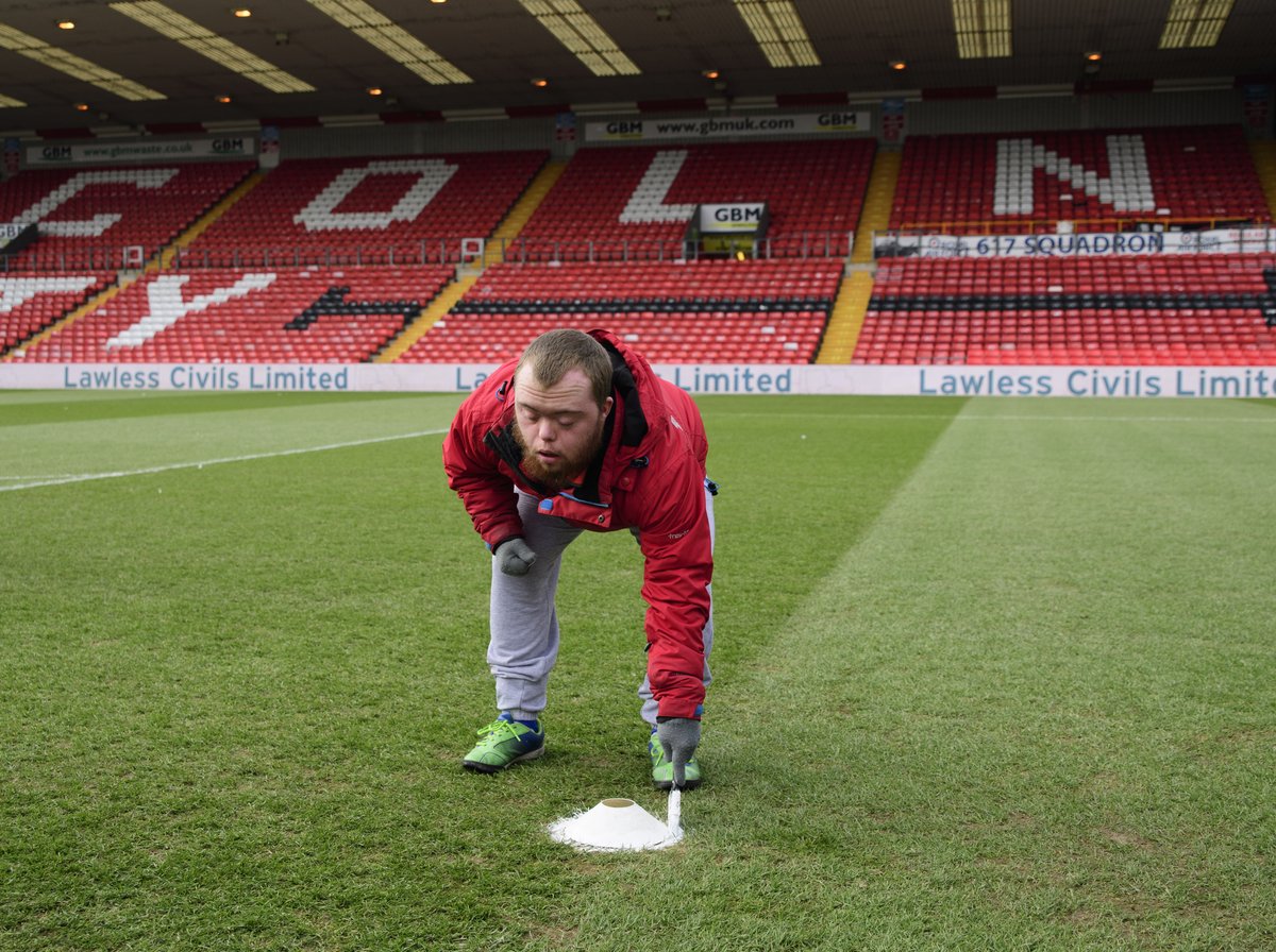 LincolnCity_FC's tweet image. 🖌 A huge thank you to James and Harry who helped prepare the pitch by painting the penalty spots!

#LINBRO | #WeAreImps
