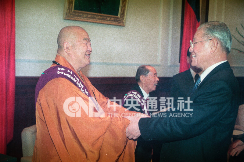 dakang999's tweet photo. 反贼里的曹长青也算一号人物，至少为了某些原则谁都敢批评。很多反贼比如美澳、日本的几条走狗，只敢批评星云大师和大陆官方、国民党走得近，根本不敢批评民进党政治领袖也跟星云大师走得近，曹长青敢直接批评民进党。另外曹长青也公开表达对变性人看不上的态度。一些反贼访问台湾时跟哈巴狗般可爱跪舔 https://t.co/NXSZ988YNR