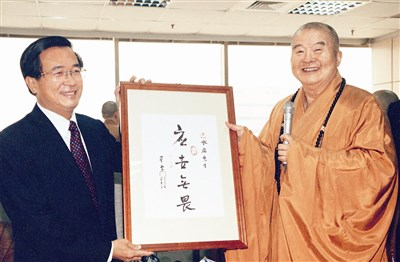 dakang999's tweet photo. 反贼里的曹长青也算一号人物，至少为了某些原则谁都敢批评。很多反贼比如美澳、日本的几条走狗，只敢批评星云大师和大陆官方、国民党走得近，根本不敢批评民进党政治领袖也跟星云大师走得近，曹长青敢直接批评民进党。另外曹长青也公开表达对变性人看不上的态度。一些反贼访问台湾时跟哈巴狗般可爱跪舔 https://t.co/NXSZ988YNR