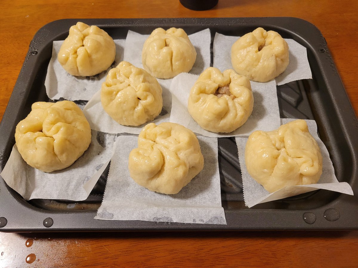Matya_papa's tweet photo. スチームオーブンレンジで手作り肉まんを作ったよー😊
市販のモノより皮が肉厚で、モッチリしてて、肉汁も��っぷり❗
はじめて使ったから、ちょっと不格好だけど、味は美味❗😋
#手作り 　#肉まん　#料理 https://t.co/CLCGw2BfNi