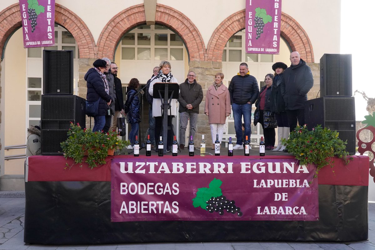 arantxa_tapia's tweet photo. 🍇🍷 ¡Buen tiempo, mucha gente y gran ambiente en #Uztaberri Eguna en Lapuebla de Labarca para presentar los vinos fruto de la última vendimia!
Aunque las exportaciones de Rioja Alavesa bajan un poco, mantenemos el valor por la subida de precios.
📎 https://t.co/mgtDZ81Y1v https://t.co/Fys2KpFmTE