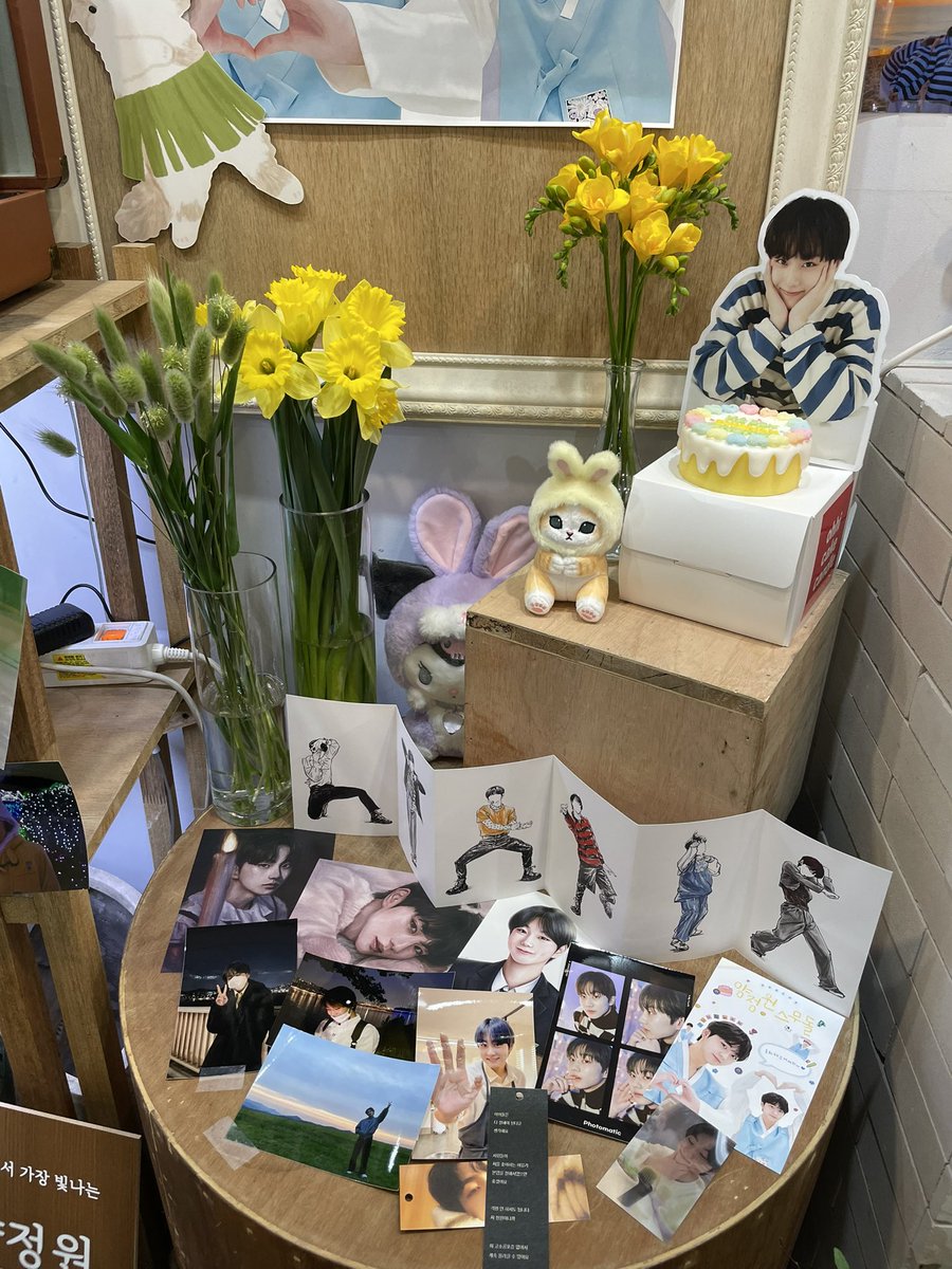 hoonielover1208's tweet photo. 📍플로블랑 신용산점

입구부터 정원이 사진으로 가득하고 들어가는 순간 너무 귀여운 인형들과 이벤트에 또 한번 심쿵한 꽃집.. 한번만 가기 아까웠던.. 망고튤립도 정원이랑 어울리는 꽃이라서 더 예뻤던..🫶🏻🫶🏻

#양정원돌잔치 #양정원스무돌 
#제가스무살이래여의 https://t.co/WhKm6XC7eF