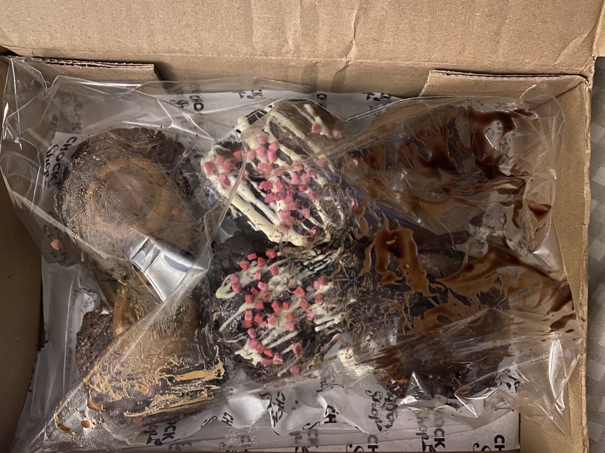 StValDay74's tweet photo. Just had these beauties delivered from @Chockshop as a birthday present from my friends The Millers ( @Samanth97846015). Now the question is, should/can I wait until my birthday on Tues before I start to eat them 😋😋😋 #birthdaygift #ValentinesBirthday #birthday https://t.co/6X8vy7y9Rt