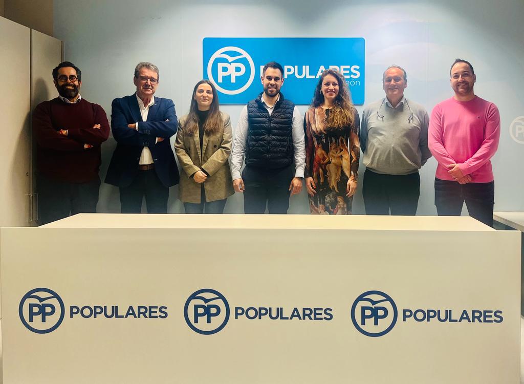 PPopular_Leon's tweet photo. El Comité Electoral del #PPLeón ha designado a los candidatos para los siguientes municipios:

🔵Bembibre: Jorge Blanco.
🔵Riaño: Carmen Hernández.
🔵Sabero: Francisco Javier García.
🔵Cistierna: Sergio Prieto.
🔵Boñar: Luis Alfonso Rodríguez.
🔵Molinaseca: Alfonso Arias. https://t.co/MpwdMLoRyV