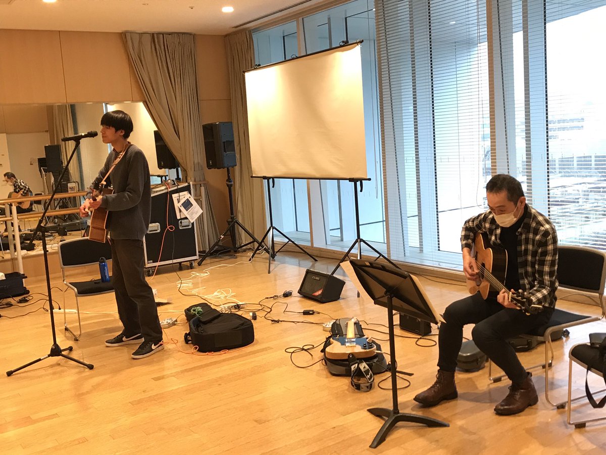 kazuya_nasu's tweet photo. ついに明日2/12(日)は、初めてのワンマンライブ！！

楽しみ！！😃
来てくださる方はお気をつけてお越しください！👍

️これまで準備して来た事を信じて、最高のライブをお届けします！！😊

写真は現地リハーサル風景
1枚目は、ゲストのDaisuke くんと
2枚目は、サポートギターの西沢譲さんと
です！ https://t.co/bFIPVRcWjw
