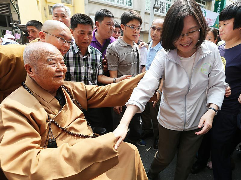 dakang999's tweet photo. 反贼里的曹长青也算一号人物，至少为了某些原则谁都敢批评。很多反贼比如美澳、日本的几条走狗，只敢批评星云大师和大陆官方、国民党走得近，根本不敢批评民进党政治领袖也跟星云大师走得近，曹长青敢直接批评民进党。另外曹长青也公开表达对变性人看不上的态度。一些反贼访问台湾时跟哈巴狗般可爱跪舔 https://t.co/NXSZ988YNR