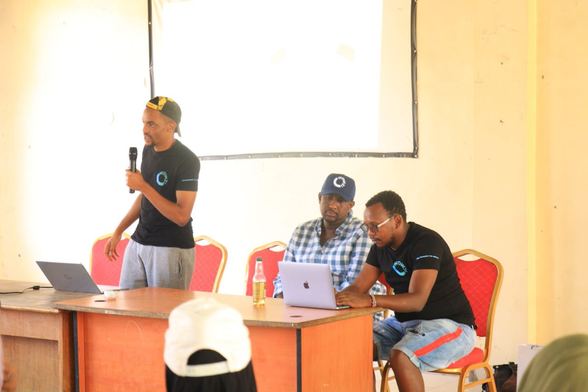 Asmali77's tweet photo. We #DareToInfluence workshop in Eastleigh by @WowziTheWorld and @AsmaliMedia. Learning. Earning. Winning. https://t.co/PWvqC3KMxz
