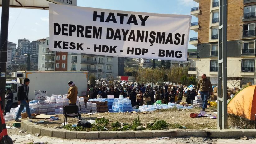Kürdistan’dan Hatay’a dayanışma büyüyor

Depremden etkilenen yerlerden biri olan Defne ilçesinde kurulan kriz masasına Kürdistan’dan yardımlar gelmeye devam ediyor. Yardımlar, kriz masası aracılığıyla halka ulaştırılıyor. 
 
jinnews41.xyz/TUM-HABERLER/c…