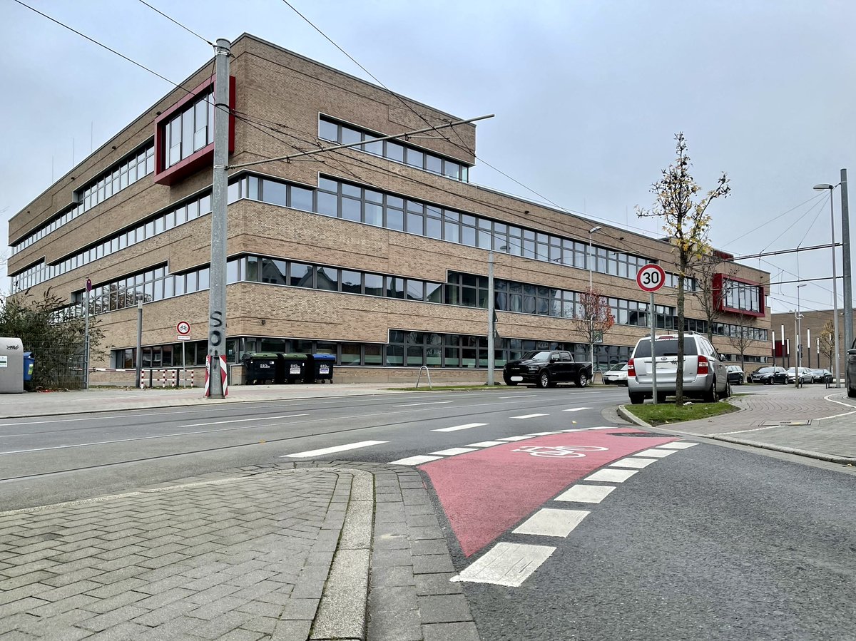 marKusylac's tweet photo. 🚲🚧✅ Radwege besser erkennen: Neben der Hochschule @HSRuhrWest ist die Furt #Liebigstraße #DuisburgerStraße nun rot.

FotoOrt: https://t.co/HYmcPOVKbr #NRW #MHruhr #Linksruhr #Broich #BroichOst ||| #Radinfrastruktur #umgesetzt #RadinfrastrukturUmgesetztMHruhr #Jahr2022 2️⃣0️⃣2️⃣2️⃣ https://t.co/AWoqPA0ZOi