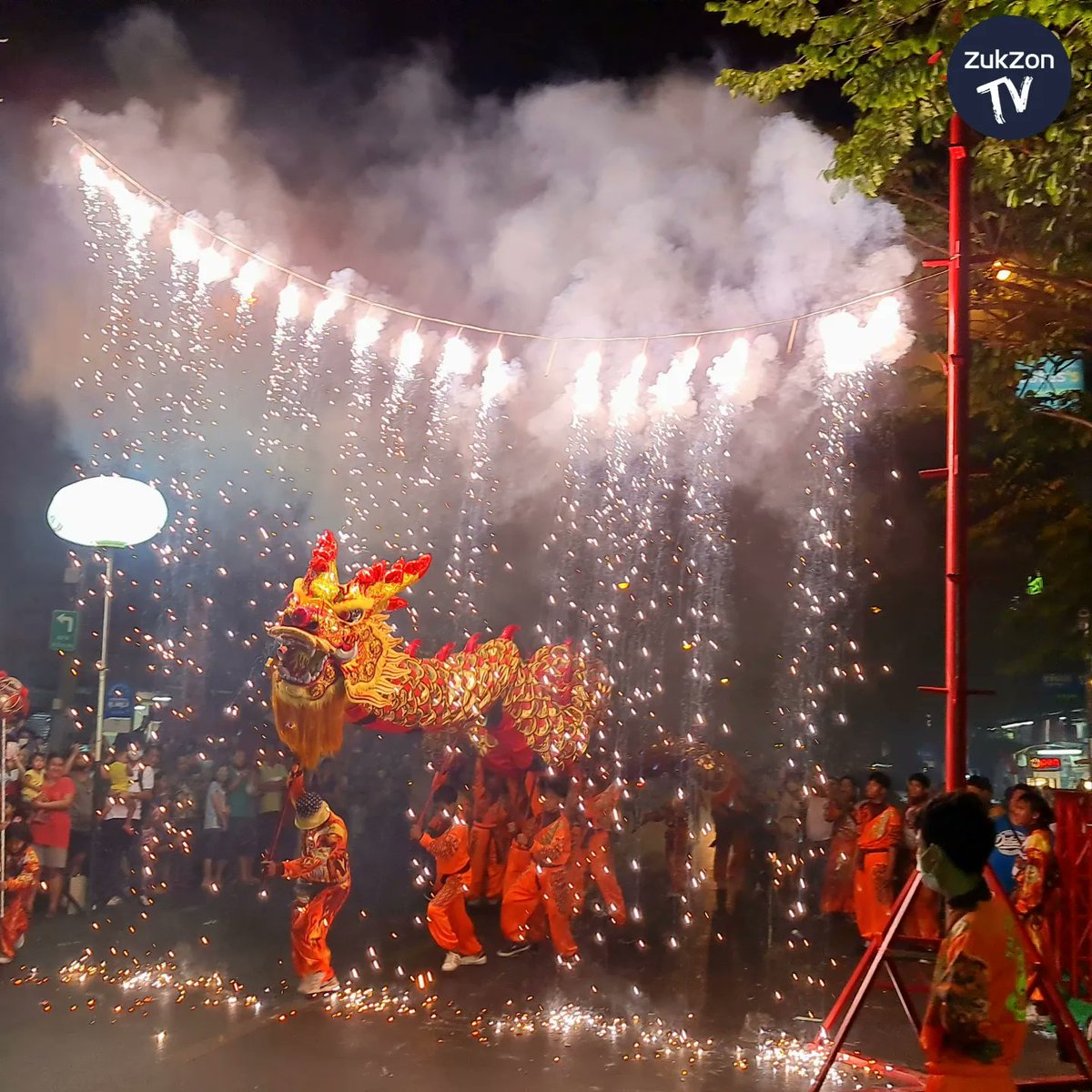 zukzontv's tweet photo. ภาพบรรยากาศการเชิดสิงโต แห่มังกร ขอพรเทพเจ้า ในเทศกาลหง่วนเซียว ที่ตลาดท่าดินแดง เมื่อวันที่ 5 กุมภาพันธ์ ที่ผ่านมาครับ
#Dragondance #Tigerdance #ท่าดินแดง #เชิดสิงโต #เชิดมังกร @zukzontv https://t.co/IQ90Q6DK5K