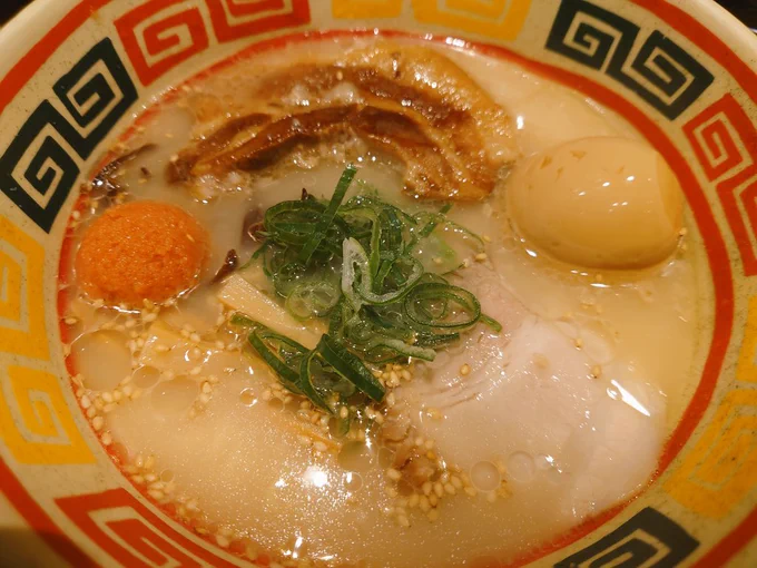 夜は東京じゃんがらラーメンと刻みチャーシューごはん!秋葉原にある九州じゃんがらは何回も食べたことあるんですがこっちは初めてで楽しみ…と思いきや!限定メニューじゃないと味は同じだったらしく食べたらいつものじゃんがらの味でした!でも全部のせは初めてなので全然OK!美味しかったー! 