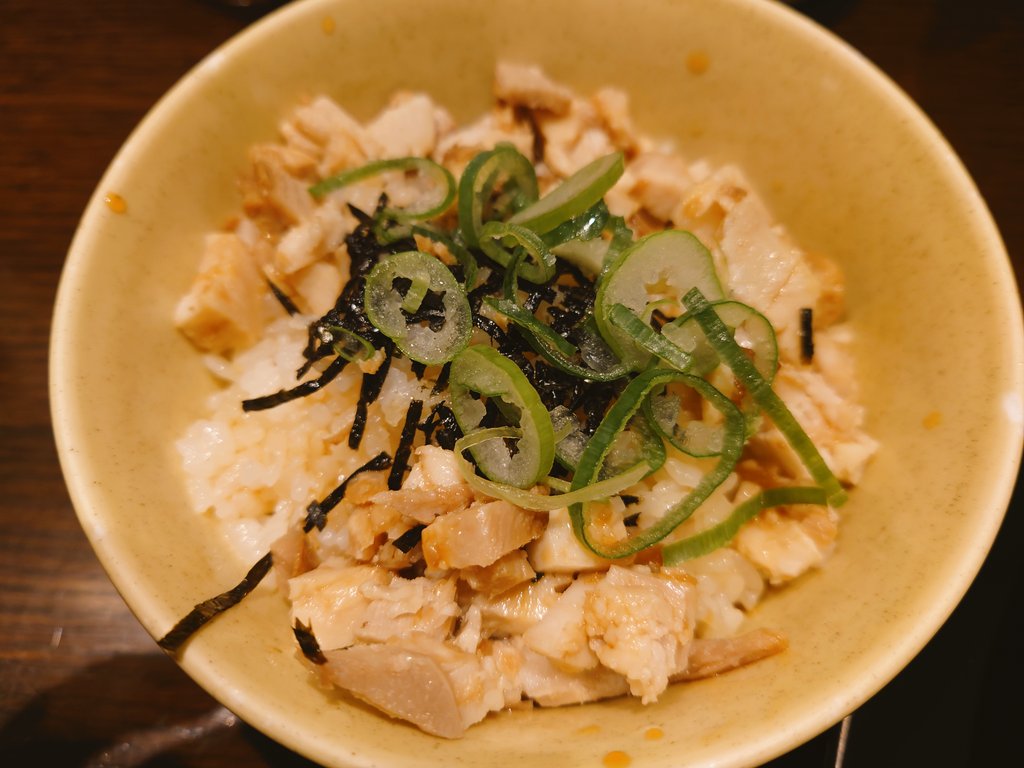 「夜は東京じゃんがらラーメンと刻みチャーシューごはん!秋葉原にある九州じゃんがらは」|ロクまＧのイラスト