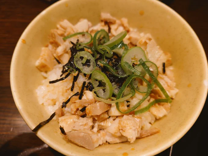 夜は東京じゃんがらラーメンと刻みチャーシューごはん!秋葉原にある九州じゃんがらは何回も食べたことあるんですがこっちは初めてで楽しみ…と思いきや!限定メニューじゃないと味は同じだったらしく食べたらいつものじゃんがらの味でした!でも全部のせは初めてなので全然OK!美味しかったー! 