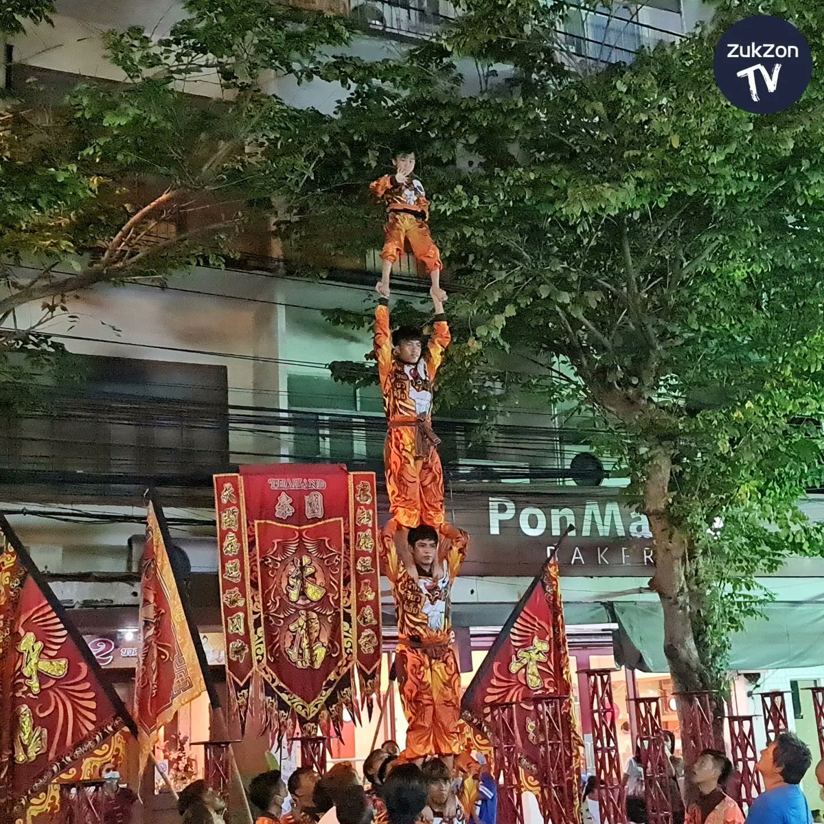 zukzontv's tweet photo. ภาพบรรยากาศการเชิดสิงโต แห่มังกร ขอพรเทพเจ้า ในเทศกาลหง่วนเซียว ที่ตลาดท่าดินแดง เมื่อวันที่ 5 กุมภาพันธ์ ที่ผ่านมาครับ
#Dragondance #Tigerdance #ท่าดินแดง #เชิดสิงโต #เชิดมังกร @zukzontv https://t.co/IQ90Q6DK5K