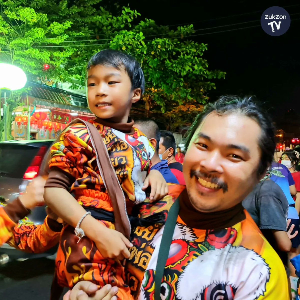zukzontv's tweet photo. ภาพบรรยากาศการเชิดสิงโต แห่มังกร ขอพรเทพเจ้า ในเทศกาลหง่วนเซียว ที่ตลาดท่าดินแดง เมื่อวันที่ 5 กุมภาพันธ์ ที่ผ่านมาครับ
#Dragondance #Tigerdance #ท่าดินแดง #เชิดสิงโต #เชิดมังกร @zukzontv https://t.co/IQ90Q6DK5K