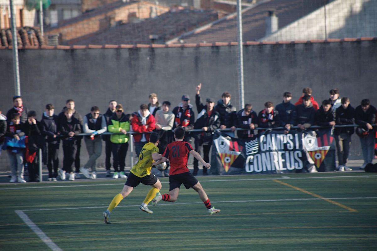 espatecats1973's tweet photo. El cap de setmana passat a Sant Hipòlit vam tornar a sumar un punt en un partit amb clar domini gurbetà, tant a dins com a fora del camp, i és que independentment dels resultats aquesta afició mai deixarà d’animar. 

AQUESTA TARDA MÉS I MILLOR. NO ENS DONEU MAI PER MORTS!⚔️👊🏾 https://t.co/HqkOFREXBv