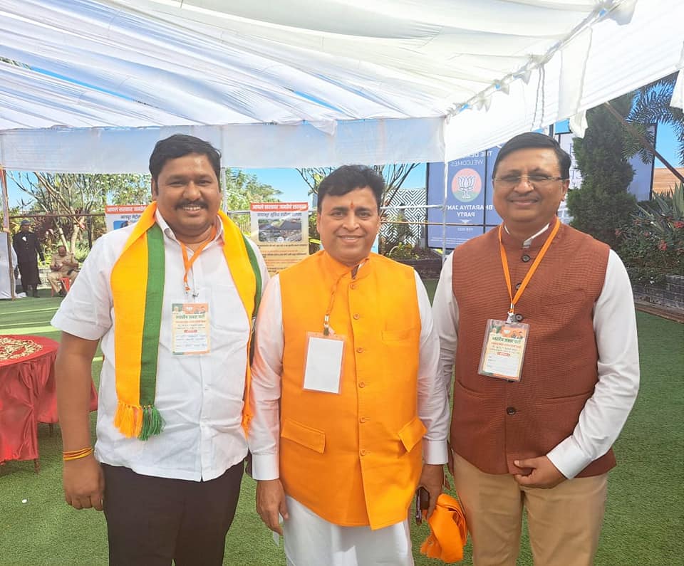 NitinSDinkar's tweet photo. प्रदेश कार्यकारणी बैठ��, नाशिक
भाजपा राष्ट्रिय सचिव सुनीलजी देवधर, आमदार संभाजी पाटील निलंगेकर, जळगाव जिल्हा संघटन सरचिटणीस सचिन पानसंबळ यांच्या समवेत
@Sunil_Deodhar @sambhajipatil77
#BJPMaharashtra #nitindinkarbjp #nitindinkar #nashikcity #नाशिक https://t.co/frtq49rwyO