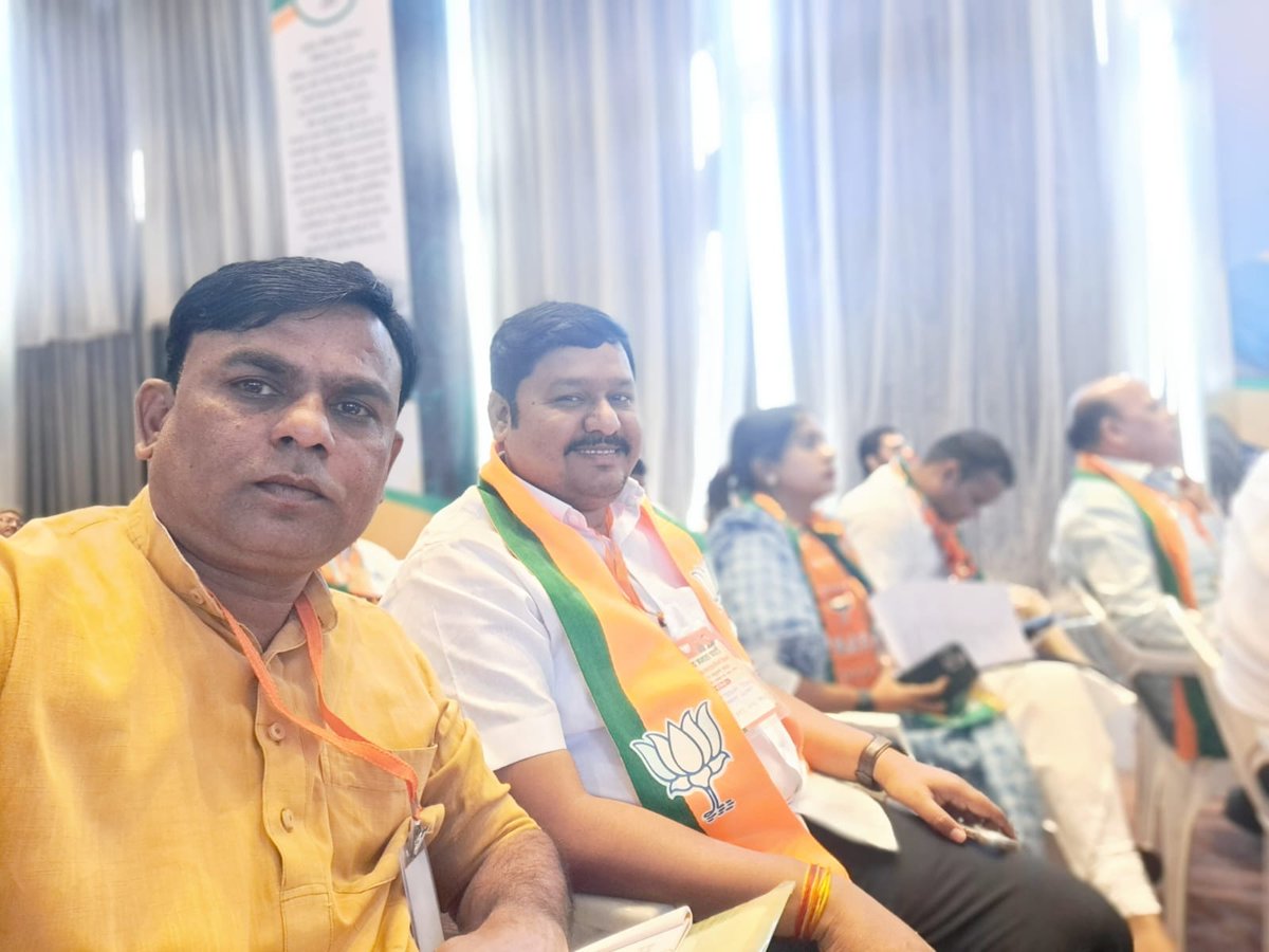 NitinSDinkar's tweet photo. प्रदेश कार्यकारणी बैठ��, नाशिक
भाजपा राष्ट्रिय सचिव सुनीलजी देवधर, आमदार संभाजी पाटील निलंगेकर, जळगाव जिल्हा संघटन सरचिटणीस सचिन पानसंबळ यांच्या समवेत
@Sunil_Deodhar @sambhajipatil77
#BJPMaharashtra #nitindinkarbjp #nitindinkar #nashikcity #नाशिक https://t.co/frtq49rwyO