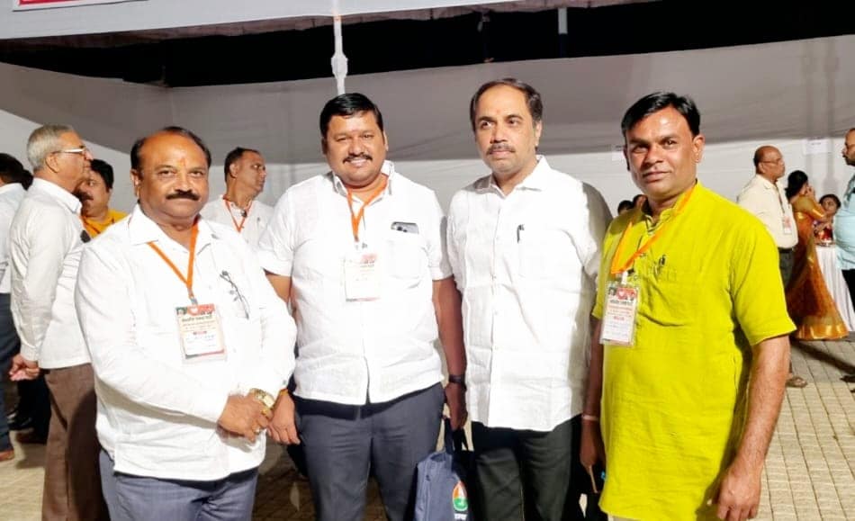 NitinSDinkar's tweet photo. प्रदेश कार्यकारणी बैठ��, नाशिक
भाजपा राष्ट्रिय सचिव सुनीलजी देवधर, आमदार संभाजी पाटील निलंगेकर, जळगाव जिल्हा संघटन सरचिटणीस सचिन पानसंबळ यांच्या समवेत
@Sunil_Deodhar @sambhajipatil77
#BJPMaharashtra #nitindinkarbjp #nitindinkar #nashikcity #नाशिक https://t.co/frtq49rwyO