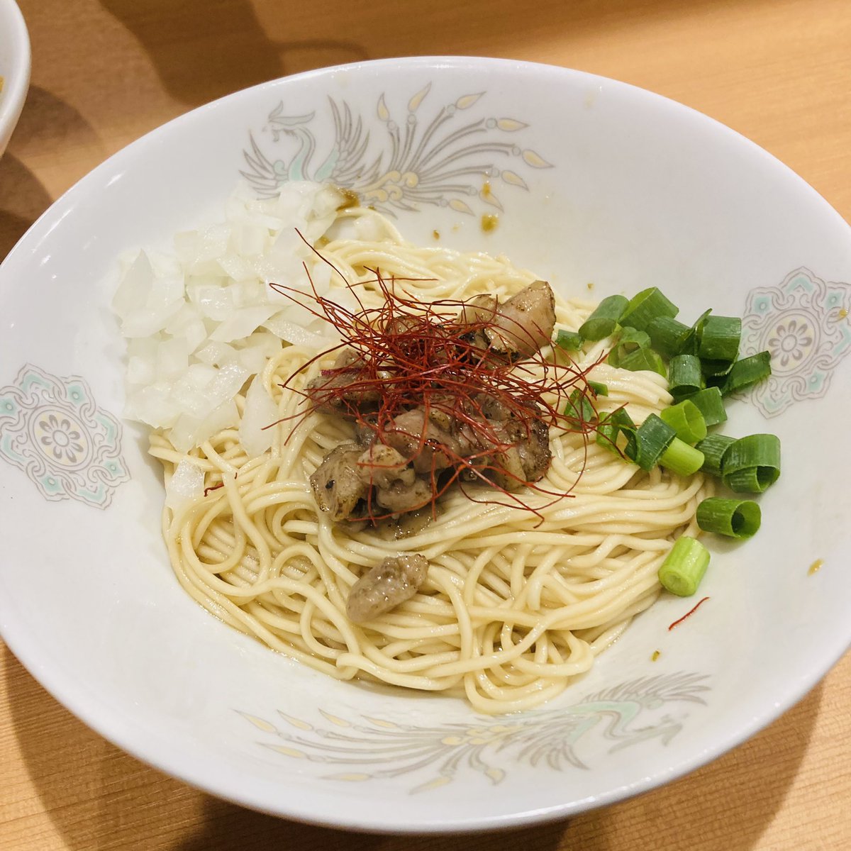 dirty_frog's tweet photo. 北千住煮干中華蕎麦かれんさんで
煮干油そば+柚子胡椒焼鳥和え玉！

先日訪分です

亀戸の暇ツイ発見、即突げk
「油そばやってるよ」
…行く〜！！

毎回油そばに釣られてますが美味いから仕方ない！更に今日はスキっとした美味さの柚子胡椒和え玉付き！
どちらも美味しく完食ごちそう様でした！ https://t.co/RJbVmBHKfh