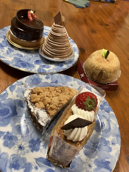 これはアプラノスのケーキ様と、それを狙って足元を旋回なされるおいぬさま 
