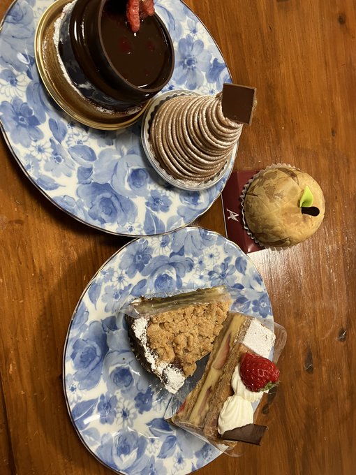 これはアプラノスのケーキ様と、それを狙って足元を旋回なされるおいぬさま 