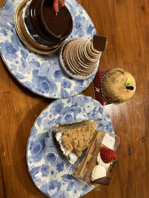これはアプラノスのケーキ様と、それを狙って足元を旋回なされるおいぬさま 