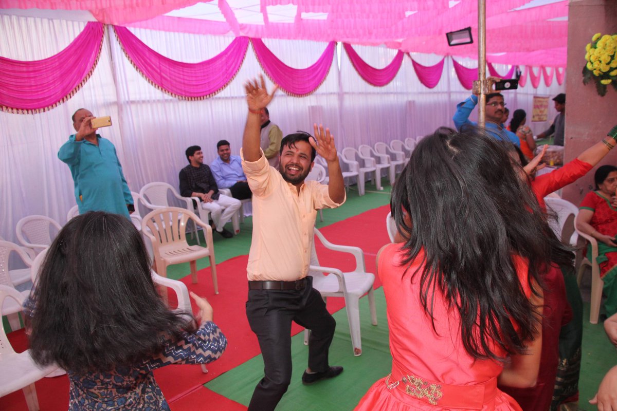 Shesh_shukla96's tweet photo. #DanceTwitter 🤣 https://t.co/0UbZSH1U5p