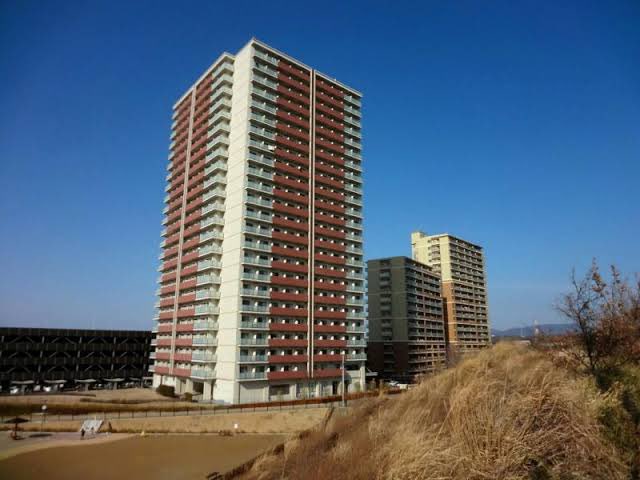 kobakin_jp's tweet photo. 実はね…大卒以上の社員寮の中にはタワマンがあるんだよ… https://t.co/kncClNpj9y