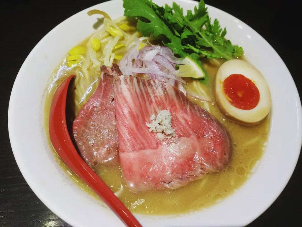 ramen36524's tweet photo. ���処 夏海 和牛海鮮出汁味噌中華蕎麦 11周年記念ラーメン。牛チャーシューはミスジとトウガラシの2枚。スープは牛×海鮮。11周年おめでとうございます。 #赤羽 #牛 #ラーメン #ramen https://t.co/aSLDU3houR https://t.co/NN0k5jGW2F