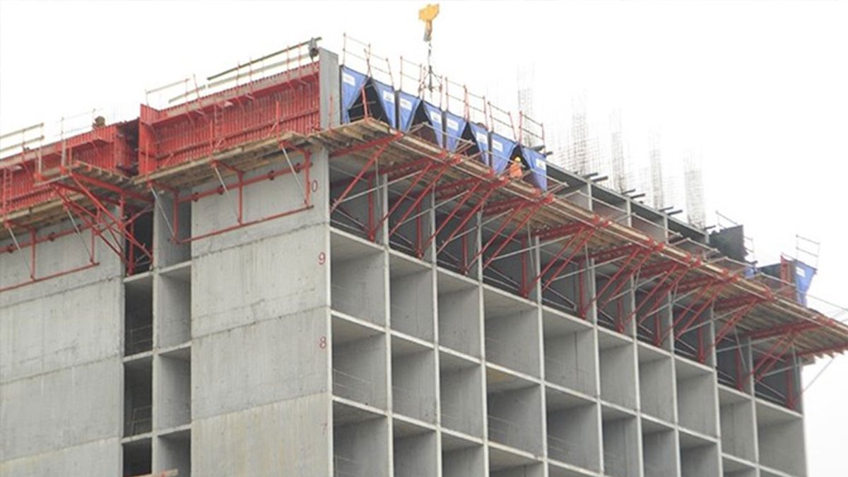 #Deprem bölgesinde, #TOKİ tarafından bugüne kadar yapılmış olan 133 bin konuttan hiçbirinin yıkılmadığı öğrenildi.!
Peki nedenini biliyor musunuz.?
Çünki resimde gördüğünüz gibi tünel kalıp sistemleriyle perde beton dökülerek inşa edildiler...
Toki de Kolon yok perde var.!