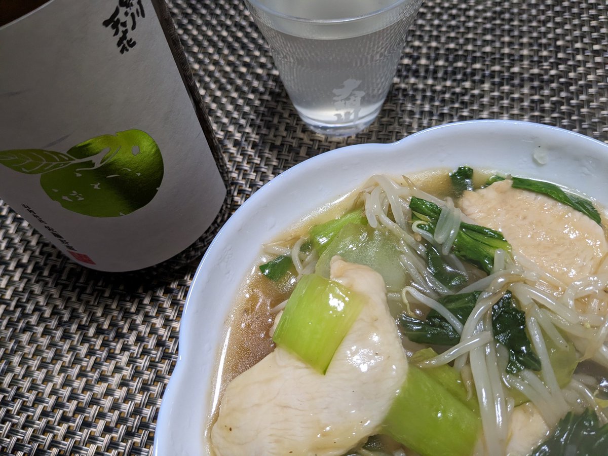karin_note's tweet photo. 今宵は大納川のりんご🍏ちゃんで乾杯🍶💕
美味しい〜😋
つまみは鶏胸と青梗菜ともやしの中華炒め。

#大納川　#大納川天花　#純米吟醸　#無濾過生原酒　#五百万石　#ささにごり　#秋田県　#日本酒　#天花　#りんごラベル　#スーパーモールラッキー https://t.co/R1aG9vZXSP