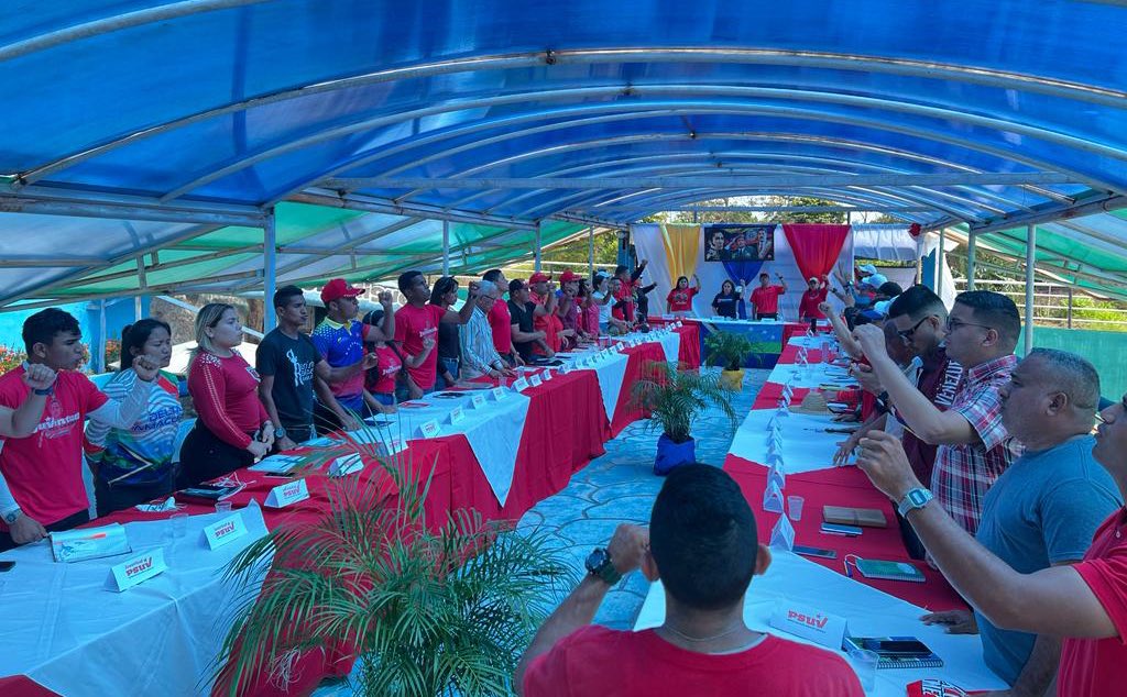 Galindez_vzla's tweet photo. En #DeltaAmacuro nos reunimos con la direccion del @PartidoPSUV y @JuventudPSUV para analizar la coyuntura y revisar los planes de trabajo 2023. El liderazgo del partido de Chávez sigue uniendo y fortaleciendo la organización popular en toda #Venezuela.

@NicolasMaduro @dcabellor https://t.co/GQhvzlTOcY