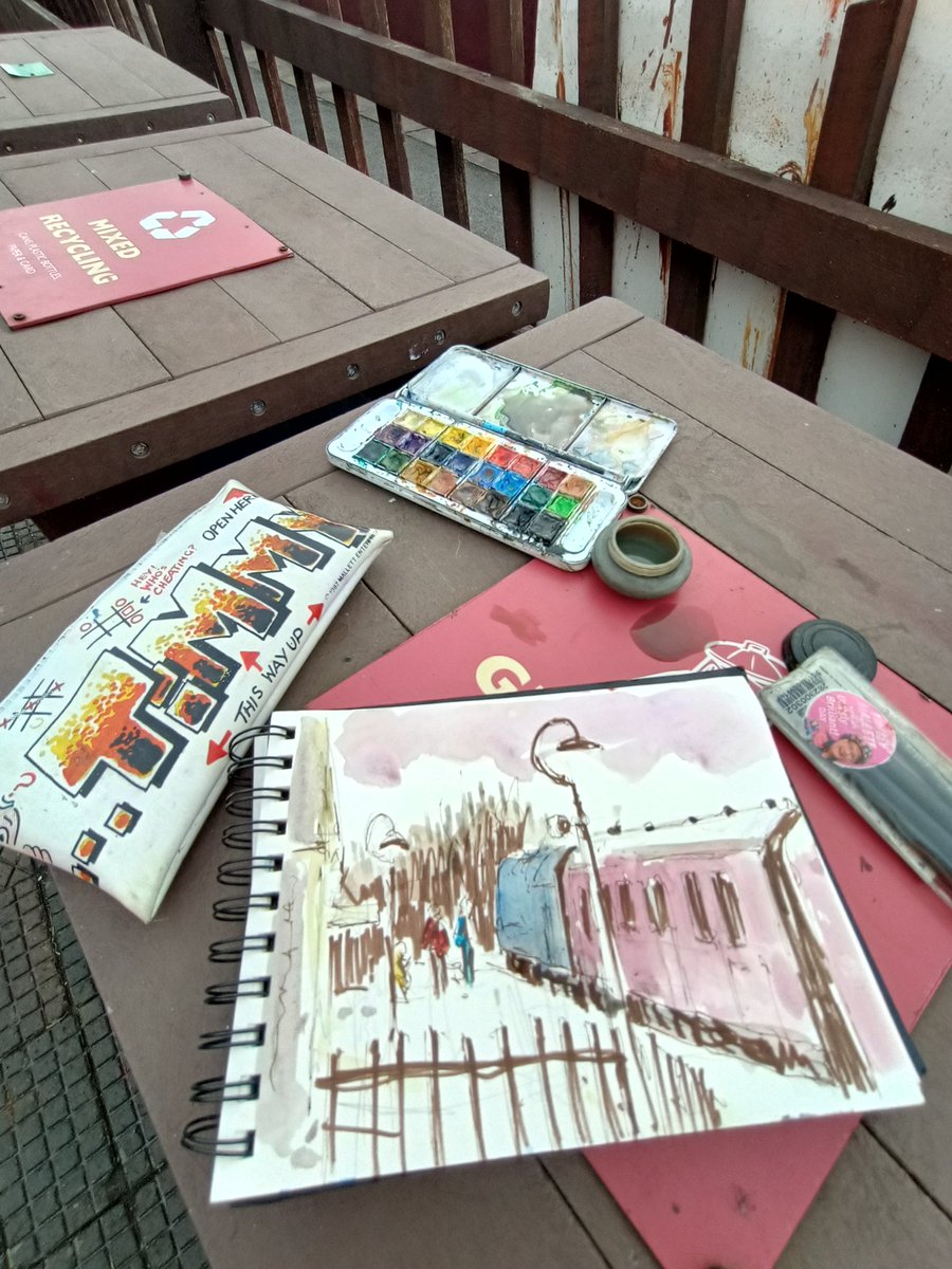 TimmyMallett's tweet photo. Stopped to sketch Avon Valley Railway
I keep my paints in my @TimmyMallett pencil case
What do you keep in yours?
#roundbritain #thecyclingartist
https://t.co/99CWj3HK48 https://t.co/ehVJ2fkZAI