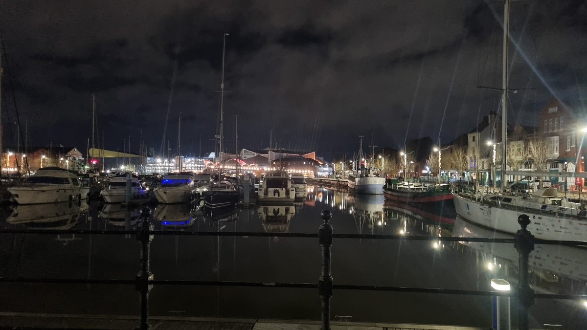 louizebowman90's tweet photo. Hull marina at midnight 🖤 https://t.co/dSfTk32dfJ