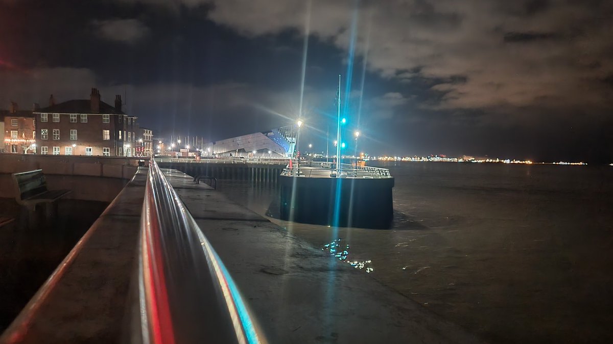 louizebowman90's tweet photo. Hull marina at midnight 🖤 https://t.co/dSfTk32dfJ