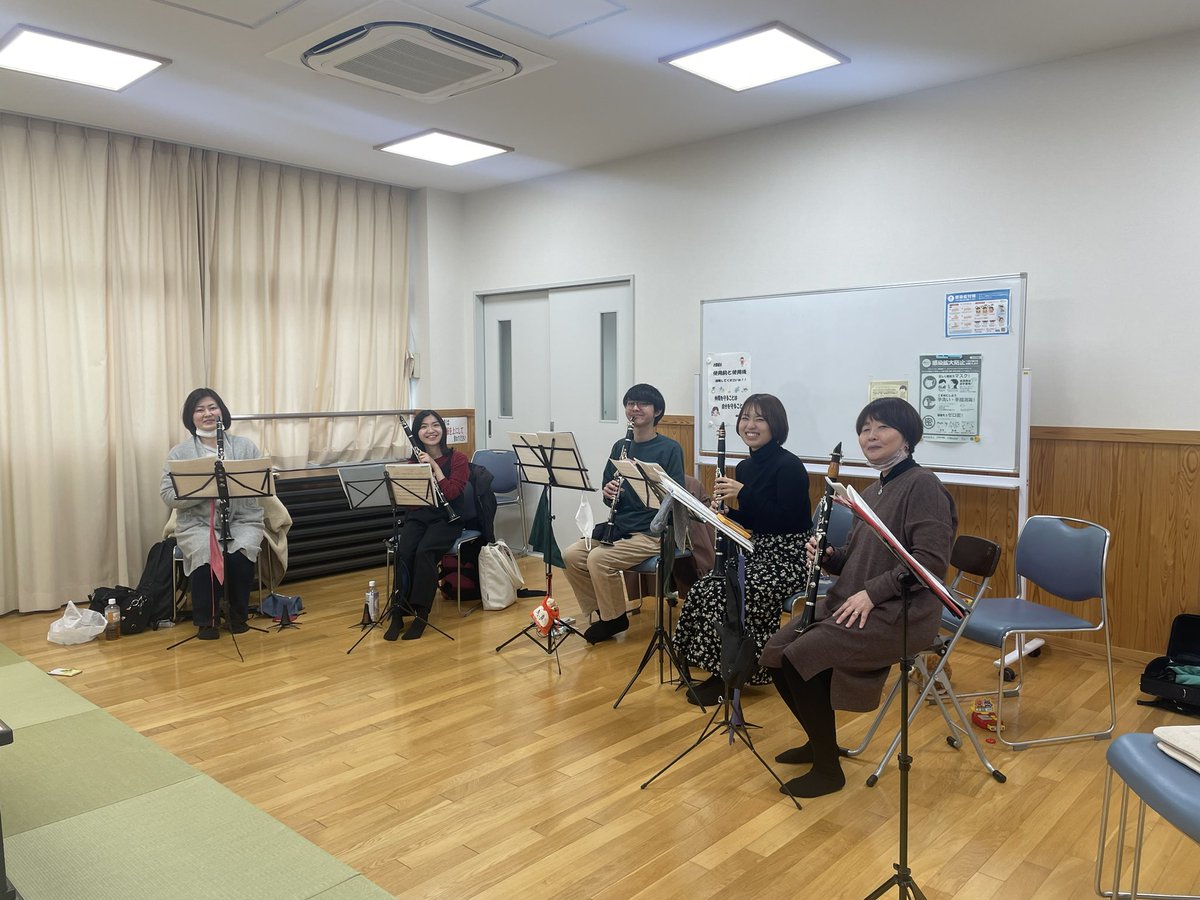 Cl_ChamberOrch's tweet photo. 本日は、、
相模原市吹メンバーで第1部のアンサンブル、第2部のクワイアーの練習を行いました🫧
のんびりまったり(？)しっかりと！練習しました🤭

演奏会まで2週間切りました…😳
頑張ります…！！！💪

スケジュールの2/23(木・祝)には演奏会の予定の書き���みを！まだの方はお願いします〜！✏️📖✨ https://t.co/0OTbL9BK3I