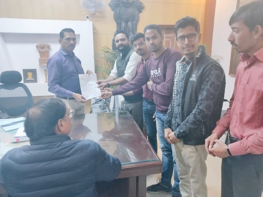 ersuyashdasani's tweet photo. ज्वाइनिंग के लिए ज्ञापन देने के क्रम में आज #उदयपुर जिला कलेक्टर साहब को सभी चयनित अभ्यर्थियों की तरफ से जल्द से जल्द ज्वाइनिंग के लिए ज्ञापन दिया गया। साहब ने जल्द ज्वाइनिंग का आश्वासन दिया।
सभी #उदयपुर के साथियों का आभार।💐💐💐 https://t.co/6cXpFXeNWL