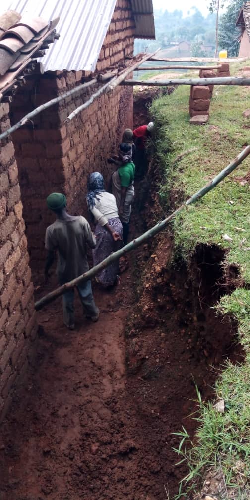 CRutsiro's tweet photo. Nonaha CNF y'Akarere ka Rutsiro bazindukiye mugitondo cy'isuku mu Murenge wa  Nyabirasi/Ngoma/Kaje aho bari gufatanya n'abaturage ba Nyabirasi guhoma inzu y'Umuturage Utishoboye @RutsiroDistrict @RwandaWest @RwandaGender https://t.co/acUEePTPni