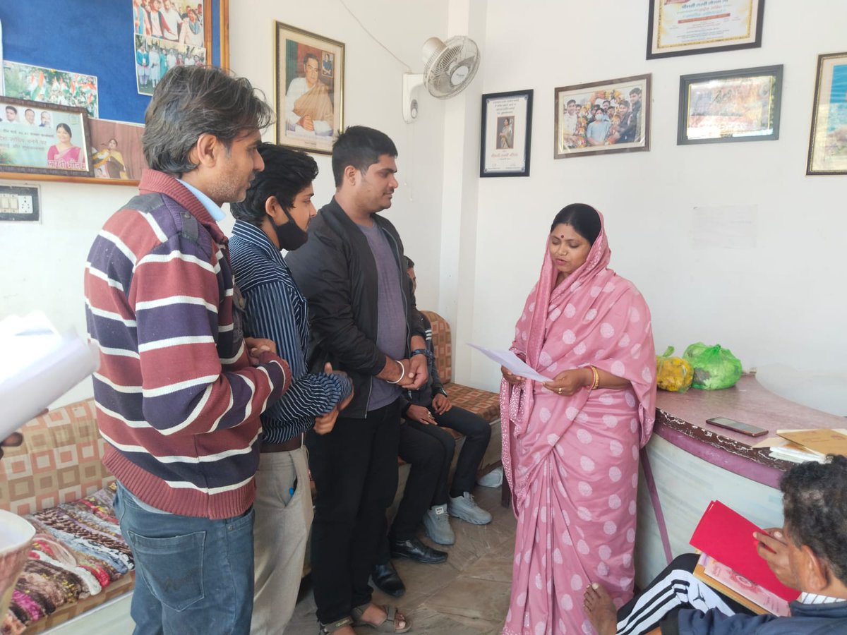 rajasthanitau's tweet photo. आज हमारी #कोटा अनुदेशक टीम ने कांग्रेस सचिव श्रीमति राखी गौतम को बेसिक कम्प्यूटर अनुदेशक भर्ती में कंप्यूटर अनुदेशकों को शीघ्र से शीघ्र नियुक्ति दिलाने के लिए ज्ञापन दिया। राखी जी ने जल्दी से जल्दी #जोइनिंग के लिए आश्वस्त किया और तुरंत ही ऑपरेटर से #सीएमओ को मेल करवाया। https://t.co/y5iSt4maQe