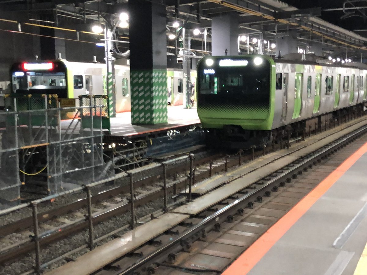 SouToku_4970's tweet image. ／
☀️　土曜日の夕方、こんにちは！
＼

今日は、
きのうの天気が、ウソのように穏やかでしたね😊

写真は、
一つになった、渋谷駅の山手線ホーム🚆

#こんにちは
#Goodafternoon

#Доброгодня（🇺🇦　ドーブロゴ ニャー）