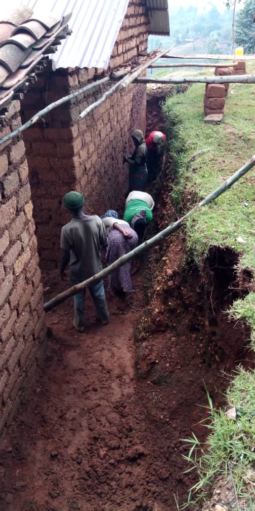 CRutsiro's tweet photo. Nonaha CNF y'Akarere ka Rutsiro bazindukiye mugitondo cy'isuku mu Murenge wa  Nyabirasi/Ngoma/Kaje aho bari gufatanya n'abaturage ba Nyabirasi guhoma inzu y'Umuturage Utishoboye @RutsiroDistrict @RwandaWest @RwandaGender https://t.co/acUEePTPni