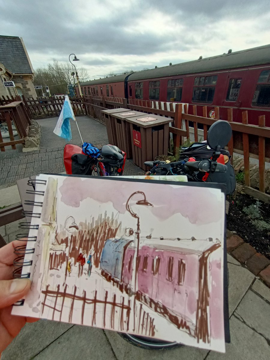 TimmyMallett's tweet photo. Stopped to sketch Avon Valley Railway
I keep my paints in my @TimmyMallett pencil case
What do you keep in yours?
#roundbritain #thecyclingartist
https://t.co/99CWj3HK48 https://t.co/ehVJ2fkZAI