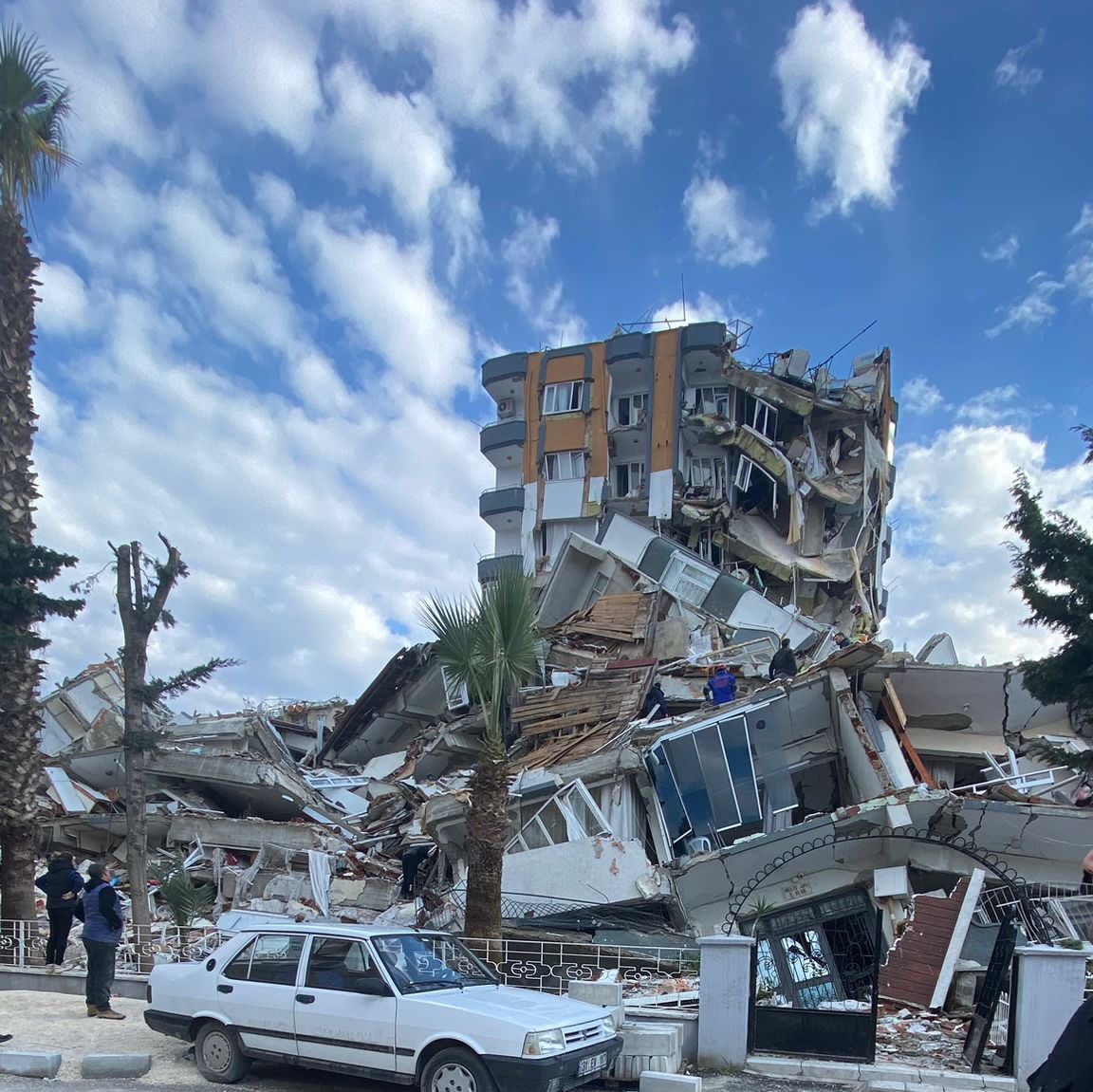 mzblbtk's tweet photo. ACİL!! ANTAKYA!!
Yan binayı traşlayarak içeri girebilmeleri için makas gerekiyor.
Antakya Akevler Mahallesi 424. Sokak Melis Apartmanı C Blok.
Teyitli bilgidir. @haluklevent @AFADBaskanlik @Haydi_Ahbap @ProfDemirtas @HaberReport @PincTivi @BabalaTv https://t.co/l5o9tLqtw6