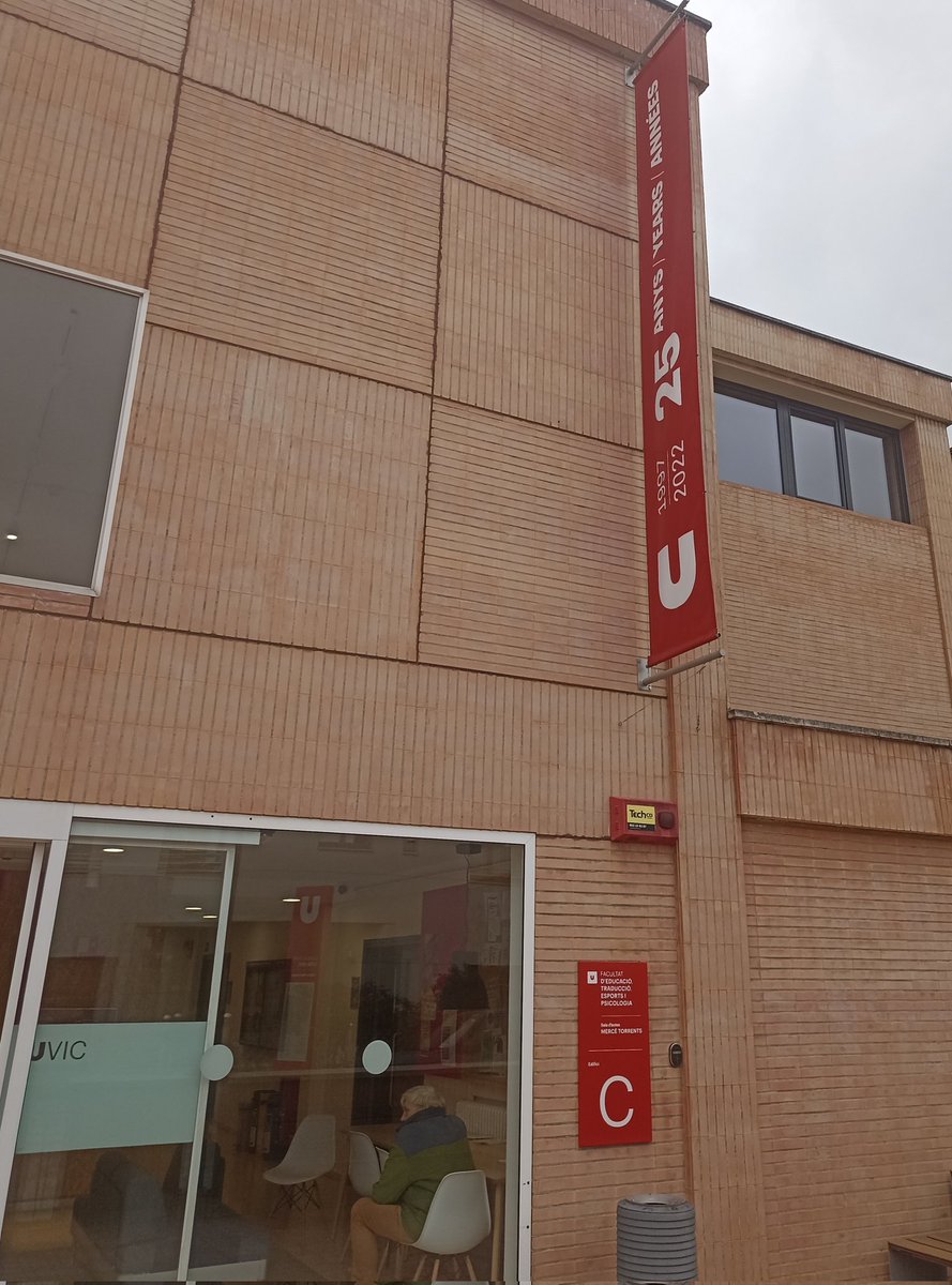 Aquesta setmana he començat una experiència que em fa molta il·lusió com a professor de didàctica de la matemàtica al grau de magisteri a la <a href="/uvic_ucc/">UVic-UCC</a>. És apassionant!